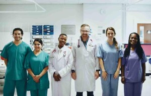 Levantamento, realizado pela Associação Médica Brasileira e pela FMUSP, aponta que o número de estudantes de medicina no Brasil aumentou 71%, enquanto o de médicos residentes cresceu apenas 26%. (Residência Médica / divulgação)