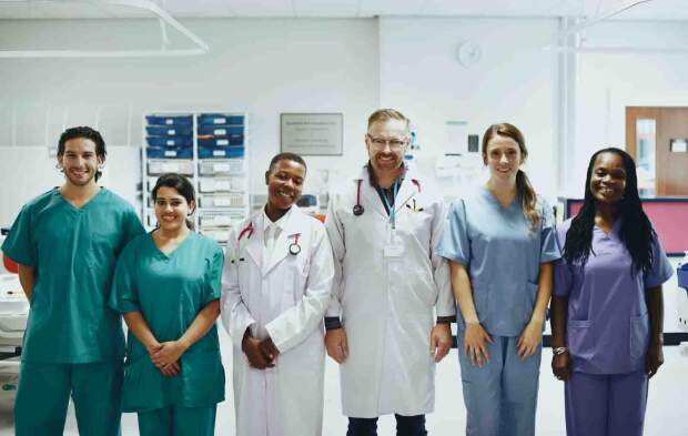 Levantamento, realizado pela Associação Médica Brasileira e pela FMUSP, aponta que o número de estudantes de medicina no Brasil aumentou 71%, enquanto o de médicos residentes cresceu apenas 26%. (Residência Médica / divulgação)