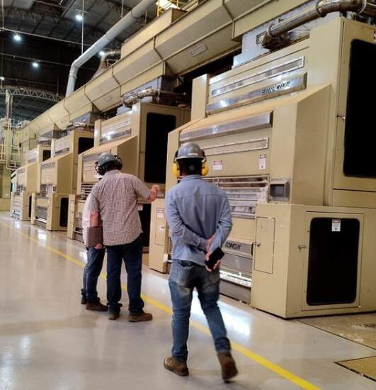A certificação ABR-UBA assegura que essas unidades operam em conformidade com padrões rigorosos de qualidade, gestão e responsabilidade social, beneficiando produtores e fortalecendo a posição do algodão baiano no mercado. (Abapa / divulgação)