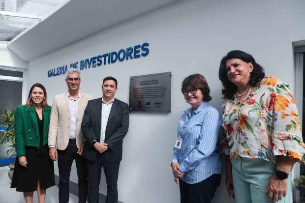 Diretor-Presidente da Neoenergia Coelba, Thiago Guth (paletó preto) e Maria Rita Pontes, superintendente das Obras Sociais Irmã Dulce | foto: Adilton Venegeroles
