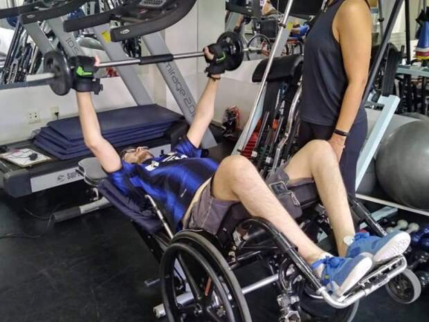 Participantes do estudo relataram progresso imediato na marcha, com aumento na resistência e redução do esforço percebido. Um dos participantes pode subir os degraus de uma escada. (Imagem ilustrativa: Reprodução / UFPB - Portal de Notícias)