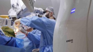 Médico opera paciente do SUS no Hospital de Base de Rio Preto, utilizando o microscópio neurocirúrgico mais moderno do mundo, o Kinevo 900. (Divulgação)