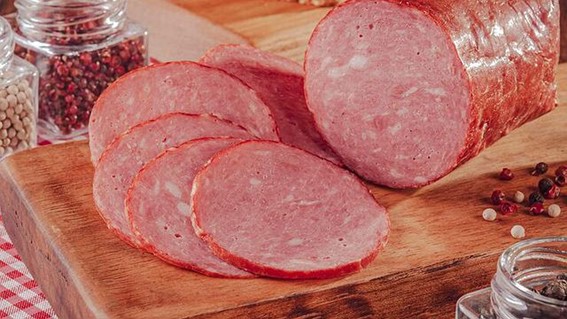 Produzida desde a década de 1960, Cracóvia é um embutido feito com carne suína nobre, magra e selecionada, um símbolo de Prudentópolis/PR, a cidade mais ucraniana do Brasil. Foto: Divulgação