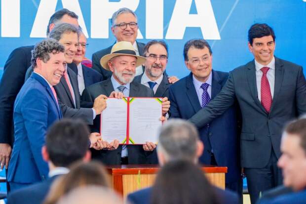 Presidente Lula sancionou a reforma tributária acompanhado de ministros e de lideranças do Congresso. Contabilidade, RH e até profissionais de inteligência artificial terão de se adaptar às novas regras e demandas dos negócios. (Foto Roberta Aline - MDS)