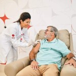 Estar com a vacinação atualizada é uma forma simples e eficaz de prevenir doenças e manter a qualidade de vida, especialmente na terceira idade. Foto: Acervo Sabin