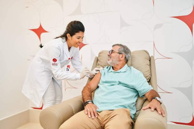 Estar com a vacinação atualizada é uma forma simples e eficaz de prevenir doenças e manter a qualidade de vida, especialmente na terceira idade. Foto: Acervo Sabin