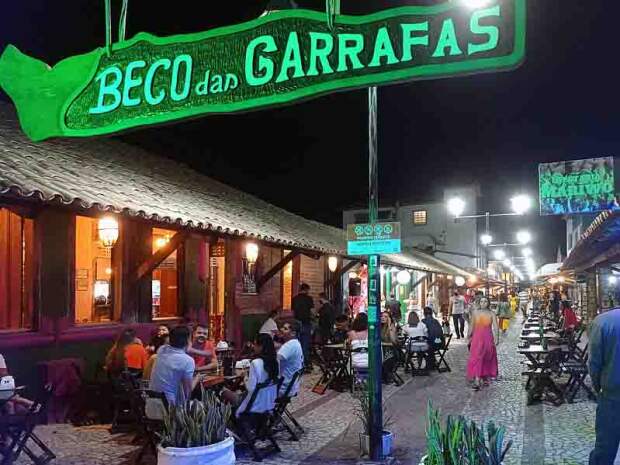 Com música ao vivo, culinária típica e artesanato local, o Beco das Garrafas é o lugar perfeito para aproveitar as noites em Prado. (Divulgção)
