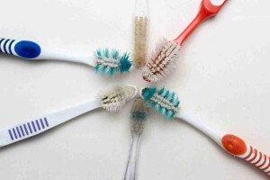 "Escovas de dentes mal higienizadas são verdadeiros focos de microrganismos que podem causar doenças na boca e em outros órgãos do corpo", alerta especialista. (Divulgação)