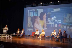 A telemedicina permitirá que cada escola tenha um equipamento dedicado com câmera e microfone para conectar os alunos diretamente a um médico clínico-gera. Divulgação Vital Help