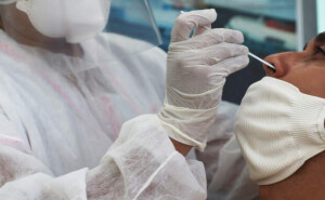 Trabalho desenvolvido por pesquisadores da PUCPR e de universidade australiana estudou amostras de pacientes que foram a óbito em decorrência da COVID-19. (FOTO: Kássio Morães/ FVS-RCP)