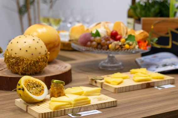 Produzido com maracujá e flor de calêndula, o Queijo Passionata foi eleito o nono melhor do mundo. (Foto: Arquivo/Bio Park Educação).