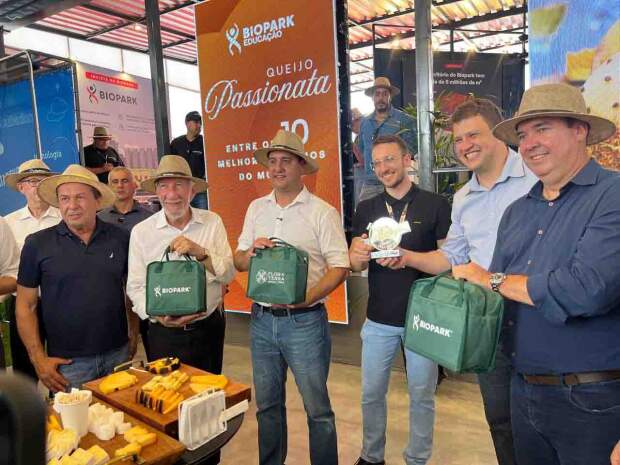 Parceria vai capacitar Toledo, região Oeste do Paraná, produziu no ano passado um nono melhor queijo do mundo. O troféu do concurso foi entregue pelo governador Ratinho Junior ao Biopark, durante o Show Rural. (Créditos: Biopark).