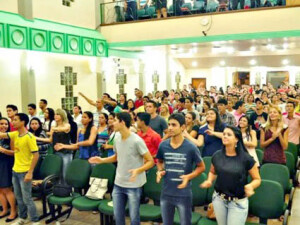 Em 2022 o cenário era o oposto, com 60% dos brasileiros em relacionamento e 40% solteiros, aponta estudo. Em Rio Branco/AC, Igreja Batista do Bosque (IBB)criou o grupo de trabalho “Arena dos Solteiros”, há pouco mais de um ano, e reúne jovens de todas as idades (Foto: Divulgação /IBB)