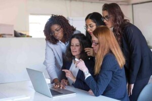 Alexandra Visconti e Betsy Ferreira, duas profissionais da área, apresentam suas visões e compartilham experiências que refletem a presença e o impacto das mulheres no setor de tecnologia. (Divulgação/Freepik)
