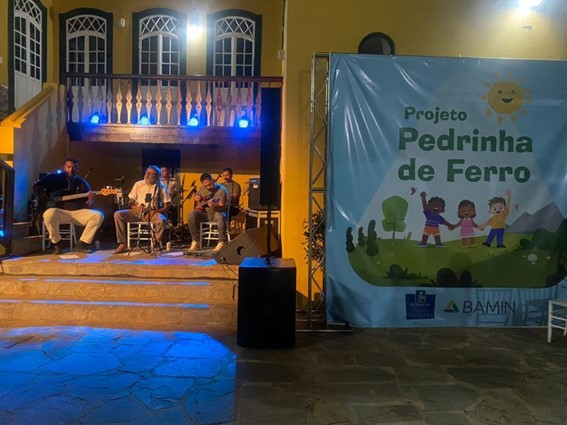Proposta do Projeto Pedrinha de Ferro, Iniciado em 2009, visa estimular reflexão sobre o meio ambiente, voltada a alunos das Redes Municipais de Ensino dos municípios da região de Caetité, onde a BAMIN empreende. Foto divulgação.