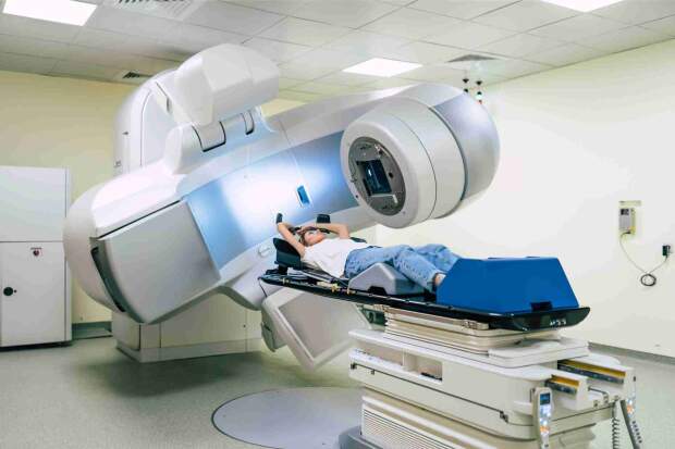 2, quando não está mais restrito ao órgão. A doença, causada por infecção pelo papilomavírus humano (HPV) deve acometer mais de 17 mil brasileiras em 2025. (Saragolfart /Depositphotos)