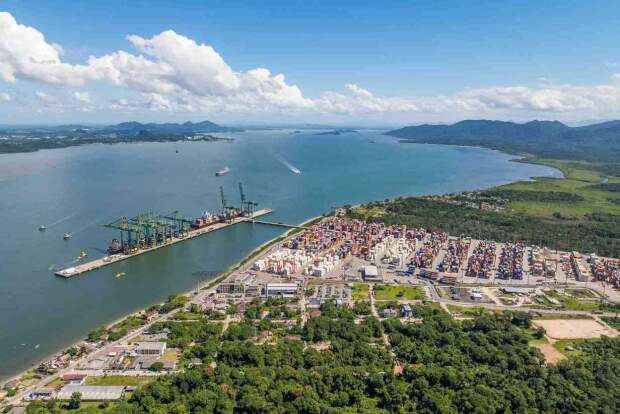 O contrato para dragagem e aprofundamento do canal de acesso aos portos de São Francisco do Sul e de Itapoá, na Baía da Babitonga, vai impulsionar o comércio exterior e a competitividade das empresas que atuam no setor. As obras terão investimento de R$ 324 milhões para receber navios gigantes. (Crédito: Jonatã Rocha / SECOM GOV SC)