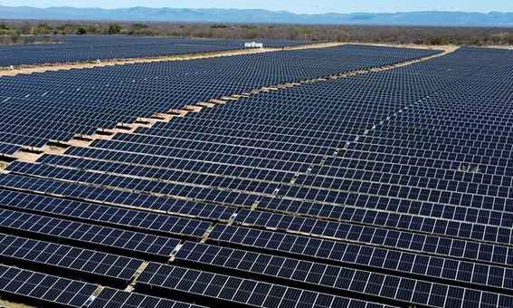 A energia solar fotovoltaica lidera a geração distribuída no Brasil, respondendo por 37,68 GW de potência instalada, e a ABGD projeta crescimento de 25% em 2025. (Divulgação ANNEL).