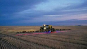 Além dos ganhos financeiros, o produtor também melhora a sustentabilidade e a produtividade de sua fazenda, reduzindo o uso de defensivos e os impactos que causam no solo e meio ambiente. (Diulgação