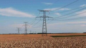 Eventos climáticos extremos afetam a disponibilidade de recursos à infraestrutura, exigindo medidas adaptativas e inovação tecnológica para garantir a estabilidade do abastecimento de energia. (Divulgação)