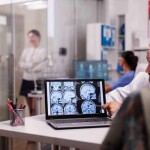 Estudo mostrou eficácia de até 35% na desaceleração do declínio cognitivo e funcional dos pacientes, quando comparado ao placebo; Endocrinologista comenta sobre nova perspectiva para o cuidado com a saúde cerebral. (Divulgação)