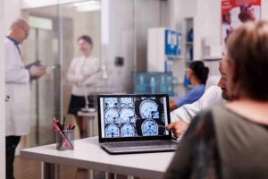 Estudo mostrou eficácia de até 35% na desaceleração do declínio cognitivo e funcional dos pacientes, quando comparado ao placebo; Endocrinologista comenta sobre nova perspectiva para o cuidado com a saúde cerebral. (Divulgação)