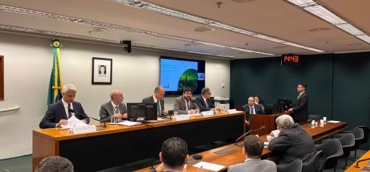 Criação de taxa obrigatória pode colocar em risco a atual dinâmica de funcionamento da internet no país. (Abrint / Divulgação)