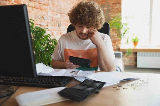 O problema não é novo, mas se mantém como uma barreira invisível que sufoca oportunidades, limita investimentos e reduz o potencial de crescimento. (Crédito: Freepik).