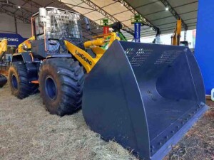 Com caçamba de nove metros cúbicos, capacidade para 5800 kg e peso operacional de 19.971 kg, o equipamento atinge até 40 km/h e oferece produtividade elevada com baixa emissão de ruído e vibração. (Divulgação)