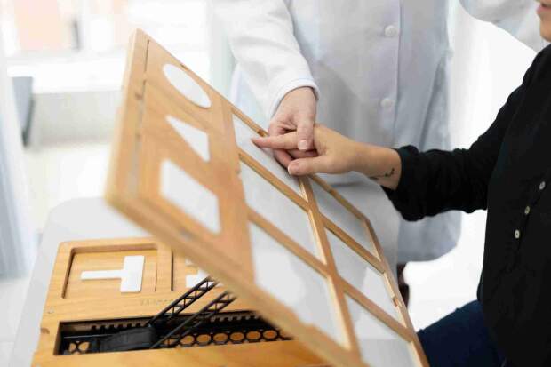 Os pacientes são expostos a objetos sensoriais, criados para a aplicação do Perfetti, chamados sussidi, e realizam tarefas que desafiam o cérebro a reconhecer e reorganizar padrões de ação. (Divulgação)