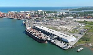 O porto pernambucano surge como uma alternativa para exportadores e produtores que buscam reduzir seus custos evitando os congestionamentos das operações de escoamento do produto registrados atualmente. (Divulgação)
