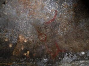 Pinturas rupestres encontradas em caverna no Maciço do Limeira – Prudente de Morais/MG. (Crédito: Anais do 36º Congresso Brasileiro de Espeleologia (CBE)).