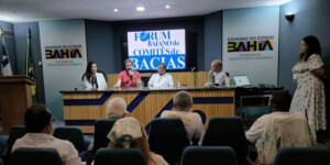 Comitês de Bacias Hidrográficas da Bahia analisam caminhos práticos apresentados por especialistas de MG, RJ e CE durante painel nacional do FBCBH. (Foto: Natália Mayrink ).
