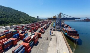 Com impacto imediato no comércio exterior, medida pode provocar uma redução de 42% nas exportações do Brasil para os Estados Unidos, com reflexos no mercado de trabalho e no PIB nacional. Especialista em comércio exterior defende que a 'tarifa política' exige uma solução diplomática para não comprometer avanços em setores importantes da economia do país. (Foto: Divulgação/MInfra)
