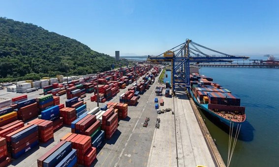 Com impacto imediato no comércio exterior, medida pode provocar uma redução de 42% nas exportações do Brasil para os Estados Unidos, com reflexos no mercado de trabalho e no PIB nacional. Especialista em comércio exterior defende que a 'tarifa política' exige uma solução diplomática para não comprometer avanços em setores importantes da economia do país. (Foto: Divulgação/MInfra)