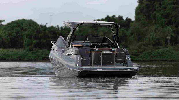 A Focker 333 na edição Chrome, inspirada no design de carros esportivos de luxo, é um dos destaques do estaleiro Fibrafort durante o Marina Itajaí Boat Show, que ocorre de 03 a 06 de julho, em Itajaí (SC). (Divulgação)