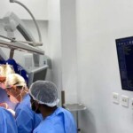 Para mudar esse cenário, o caminho é não fumar ou consumir bebidas alcoólicas em excesso, vacinar contra o HPV, manter a higiene bucal em dia, não se expor ao sol sem proteção e usar preservativo nas relações sexuais, ressalta o Grupo Brasileiro de Câncer de Cabeça e Pescoço (GBCP). (Crédito: Hospital de Amor).