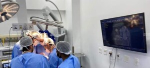 Para mudar esse cenário, o caminho é não fumar ou consumir bebidas alcoólicas em excesso, vacinar contra o HPV, manter a higiene bucal em dia, não se expor ao sol sem proteção e usar preservativo nas relações sexuais, ressalta o Grupo Brasileiro de Câncer de Cabeça e Pescoço (GBCP). (Crédito: Hospital de Amor).