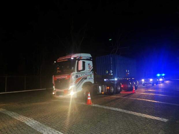 O material fabricado na empresa Framatome, na Alemanha, foi recebido no porto do Rio de Janeiro e transportado sob escolta, para a Fábrica de Combustível Nuclear (FCN), em Resende/RJ. As varetas estavam acondicionadas em um contêiner. (Foto: Divulgação)