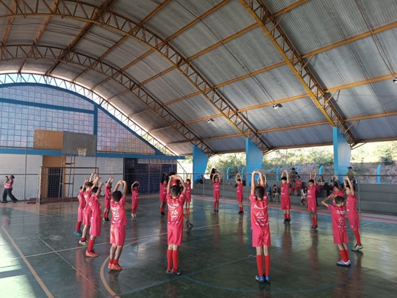 A escolinha nasceu do seu desejo de oferecer oportunidades reais a crianças e adolescentes da cidade que, até então, não tinham acesso a atividades esportivas estruturadas. (divulgação)