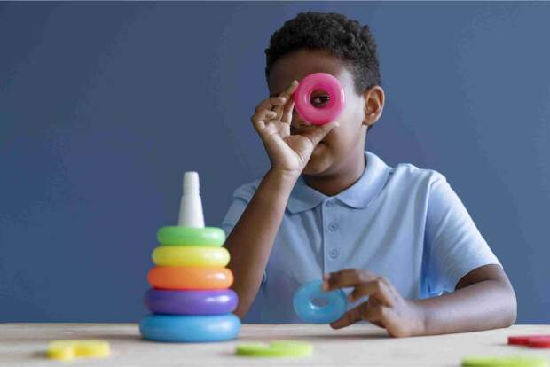 De acordo com o Censo de 2022, divulgado em maio de 2025 pelo IBGE, cerca de 2,4 milhões de brasileiros foram diagnosticados com Transtorno do Espectro Autista (TEA), representando 1,2% da população do país. (Foto-Freepik – divulgação)