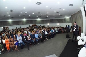 Curso é exclusivo para capacitação de agentes públicos do Executivo e Legislativo. Em 2024, houve mais de 500 inscrições, 220 selecionados e cerca de 100 servidores públicos dos poderes Executivo e Legislativo que concluíram o curso. (Foto: reprodução Instituto Aquila)