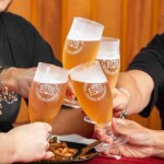 No Brasil, a data tem um gostinho diferente. Por aqui, seja no bar ou em casa, a comemoração é do nosso jeito brasileiro de celebrar: é sobre abraçar, estar junto e brindar! (Divulgação Ambev)