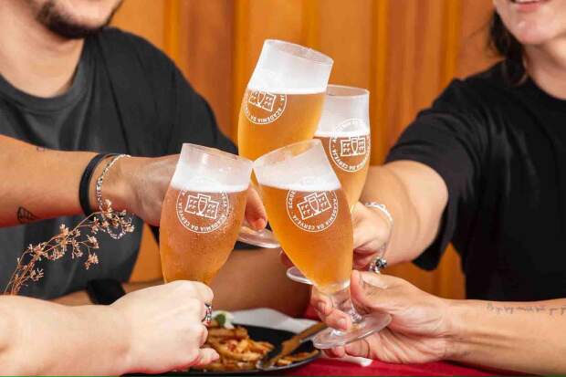 No Brasil, a data tem um gostinho diferente. Por aqui, seja no bar ou em casa, a comemoração é do nosso jeito brasileiro de celebrar: é sobre abraçar, estar junto e brindar! (Divulgação Ambev)