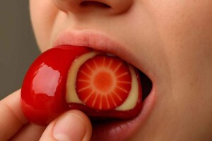 Doce que virou tendência pode comprometer dentes e implantes, segundo especialistas em saúde bucal. (Crédito: Envato)