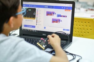 Aprender hoje significa preparar crianças e adultos para um futuro mediado pela tecnologia. Dados do Indicador de Analfabetismo Funcional (INAF) de 2024 mostram que apenas 23% dos brasileiros entre 15 e 64 anos têm altas habilidades digitais. (Divulgação)