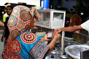 A proposta é oferecer rentabilidade com segurança para quem ainda não possui o hábito de investir. Dona Dinalva é baiana de acarajé e cliente Crediamigo em Salvador (BA). (Crédito: Paulo Torres)