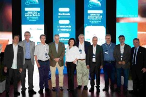 Autoridades, pesquisadores e representantes da indústria debateram estratégias técnicas e regulatórias para fortalecer a cadeia produtiva de aves, suínos e pescado. (Divulgação FACTA)