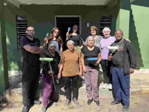 Comunidade se une em mais uma etapa da ação "Vamos colorir o futuro juntos?" para transformar ambientes internos do IVS. (Fotos: Marcelo Matusiak / divulgação)