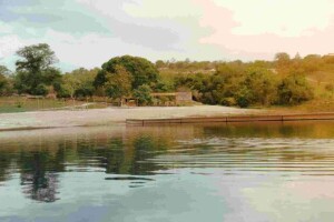 Situado no entorno do Lago Corumbá IV, casas de campo têm assinaturas de arquitetos renomados como Leo Romano e William Hanna, Karla Bittar, Picotto Arquitetura, entre outros. Complexo Náutico Estaleiro Jatobá é uma das áreas comuns do Condomínio Fazenda Canoa. (Henrique Kleinkauf)